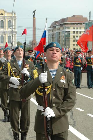 Праздник открывает военный парад. (фото Юрия Рубинского), День Победы, ВОВ, парад