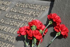 Здесь, под плитами монумента Вечной славы в Ставрополе, похоронен вместе с другими солдатами, погибшими  при освобождении города и умершими в госпиталях, и воронежец Сергей Семыкин.