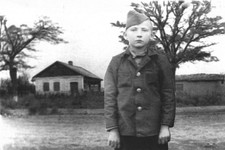 Первый послевоенный снимок Вени Гнездилова около родного дома, 1945 год