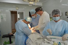 Идет операция по абдоменопластике: слева – Олег Шигалов; справа – Валерий Березуцкий (фото автора).