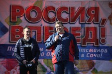 Александр Хорошилов получает бейсболку от губернатора