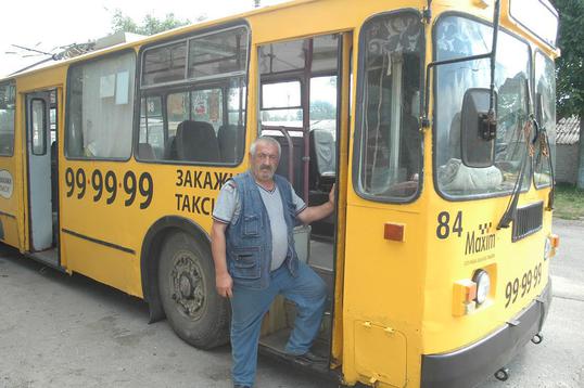Водитель троллейбуса С. Н. Аракелян к выходу на линию готов. (Фото Юрия Рубинского), водитель, троллейбус