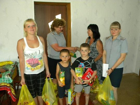 Офицеры с подарками., Украина, беженцы