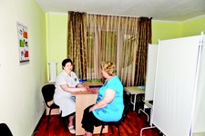 Медицинская сестра по физитерапии консультирует клиента