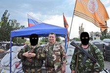 Атаман Ставропольского городского общества Владимир Квашнин с ополченцами на блокпосту близ город Ровеньки.