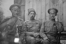 Генерал-майор Казимир Стефанович (в центре) с офицерами.