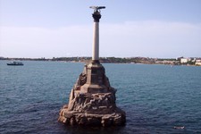 В Севастополе каждый метр моря и суши — живая история. Памятник затопленным кораблям.
