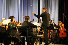 На сцене – симфонический оркестр филармонии, дирижёр Денис Ивенский.