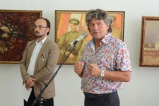 У микрофона - действительный член Российской академии художеств Сергей Паршин  (слева - координатор выставки художник Василий Поляков).