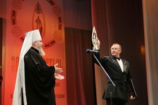 Митрополит Кирилл получил «Золотого Витязя» из рук Николая Бурляева.