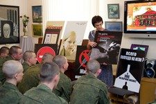 Военнослужащие на музейном уроке