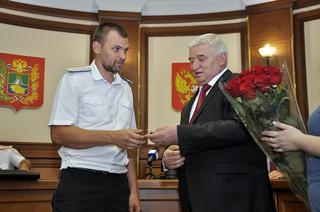 Андрей Джатдоев вручает ключи от автомобиля, казачество