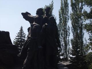 Памятник героям-молодогвардейцам в Ровеньках