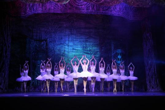 Сцена из балета «Лебединое озеро».