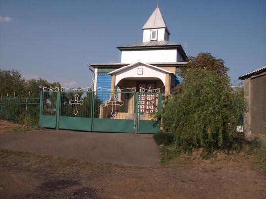 Эта церковь в Нагольно-Тарасовке кажется новой,  однако это самый старый храм в Луганской области. Отстроен он 225 лет назад. 