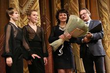 Преподаватель Анна Орехова и директор хореографической  школы Александр Виниченко принимают награды.