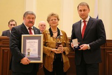 Николай Кашурин и Андрей Мурга  вручают заслуженную награду Тамиле Демченко.