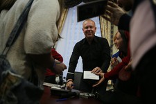 Валерий Мельников: нечасто фотокорреспондентам приходится раздавать автографы
