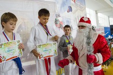 Награды победителям и призерам вручает Дед Мороз