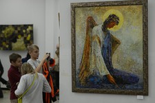 В зале Союза художников (на первом плане: «Уставший ангел»  Сергея Паршина).