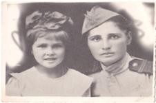 Младший сержант Мария Попкова с дочерью Галиной.  Ставрополь, июль 1943 года (снимок из личного архива Г.Г. Пруц).