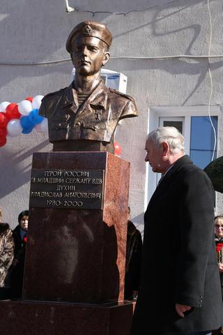Отец у памятника сыну, Владислав Духин