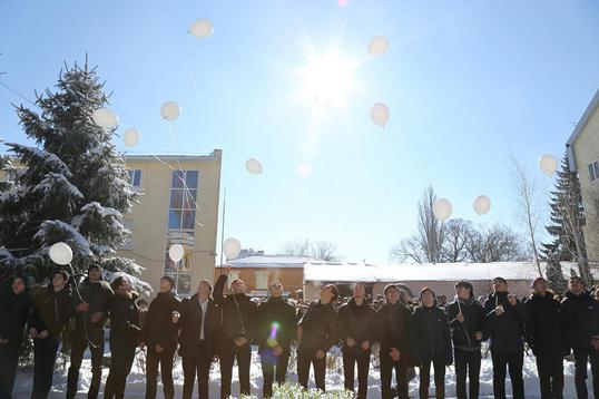 Ученики Центра образования, которые первыми начали сбор средств на памятник,  выпустили в небо белые шары, Владислав Духин, памятник