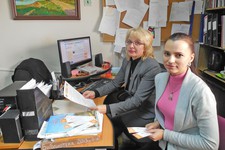 Заведующая отделом информационных технологий Эльвира Бажанова и  главный библиограф отдела Людмила Ильина (справа).
