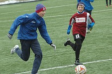 Так сражаются юные футболисты за Кубок «Вечерки». Фото Юрия Рубинского.