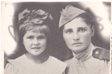 Младший сержант Мария Попкова с дочерью Галиной.  Ставрополь, июль 1943 года (снимок из личного архива Г.Г. Пруц).