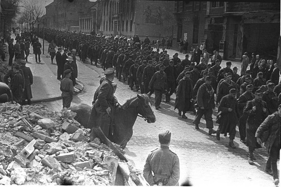 Колонна немецких пленных идет по улице Гинденбург-штрассе в городе Инстербург (Черняховск). Автор М. Савин.
