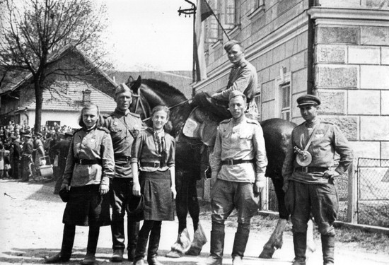 Советские солдаты  в освобожденном чешском поселке Цоткитле. Апрель 1945 года.