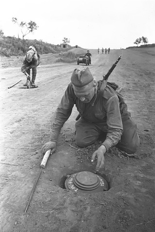 Советские сапёры обезвреживают на дороге немецкие противотанковые мины Tellermine Pilz 43. Автор Наталья Боде