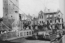 Танки 2-го гвардейского танкового корпуса на улице немецкого города в Восточной Пруссии. 3-й Белорусский фронт. Март 1945 года