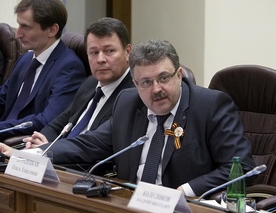 Министр здравоохранения Виктор Мажаров (первый справа): «Пожалуйста, ваш вопрос».