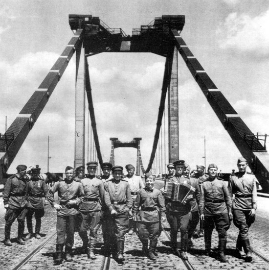 Советские солдаты на мосту через Дунайский канал в Вене. Апрель, 1945 год. Автор Александр Устинов