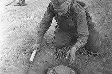 Советские сапёры обезвреживают на дороге немецкие противотанковые мины Tellermine Pilz 43. Автор Наталья Боде