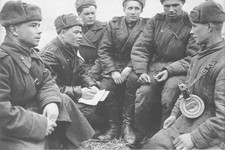 Партийное бюро стрелкового батальона рассматривает заявление о приеме в партию сержанта С.Ф. Осипова (крайний справа), отличившегося при форсировании реки Одер. 