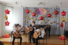 Выступает трио гитаристов детской школы искусств №4: Вадим Пашков, Валентин Дудко и Виолетта Маликова.