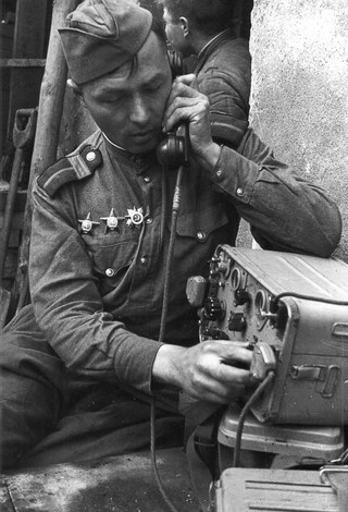Советский старшина-связист у рации во время боев в Берлине. Апрель 1945 года. Автор Анатолий Архипов.