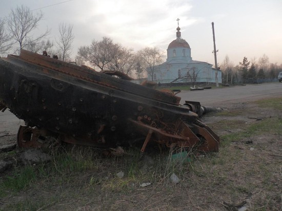В этом храме бойцы батальона «Айдар» хотели заживо сжечь или расстрелять из танков 80 жителей Новосветловки. От танка, который наводил пушку на купола, остались только оторванная башня да груда металла.