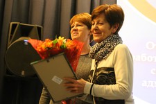 Таисия Скакун получила свою награду из рук Ольги  Копейкиной