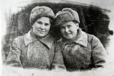 1941 год. Подружкам (Катя Ивашина слева) ещё не исполнилось 18. А впереди - вся война