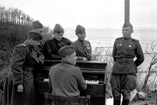 На берегу залива Фришес-Хафф (ныне Калининградский залив). Апрель 1945 года. Автор М. Марков-Гринберг.