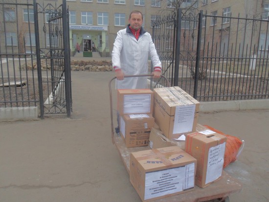 Директор Луганской школы-интерната Борис Бабаян сам принимает участие в разгрузке гуманитарной помощи. Фото Юрия ПЕТРУХИНА