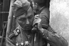 Советский старшина-связист у рации во время боев в Берлине. Апрель 1945 года. Автор Анатолий Архипов.