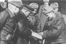 Командир 303-й советской авиационной дивизии генерал-майор авиации Георгий Нефёдович Захаров ставит боевую задачу летчикам, штурмующим Кенигсберг с воздуха.