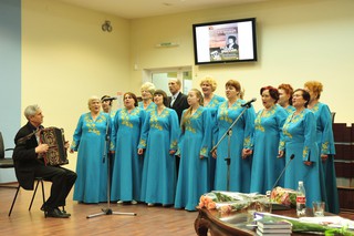 Выступает народный хор «Огонёк». Автор фото Любовь ТИШИНА