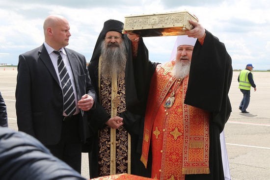 Митрополит Кирилл встретил ковчег со святыней