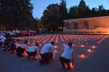 Акция «Огни памяти выпускников – 2015» у мемориала «Вечная слава»